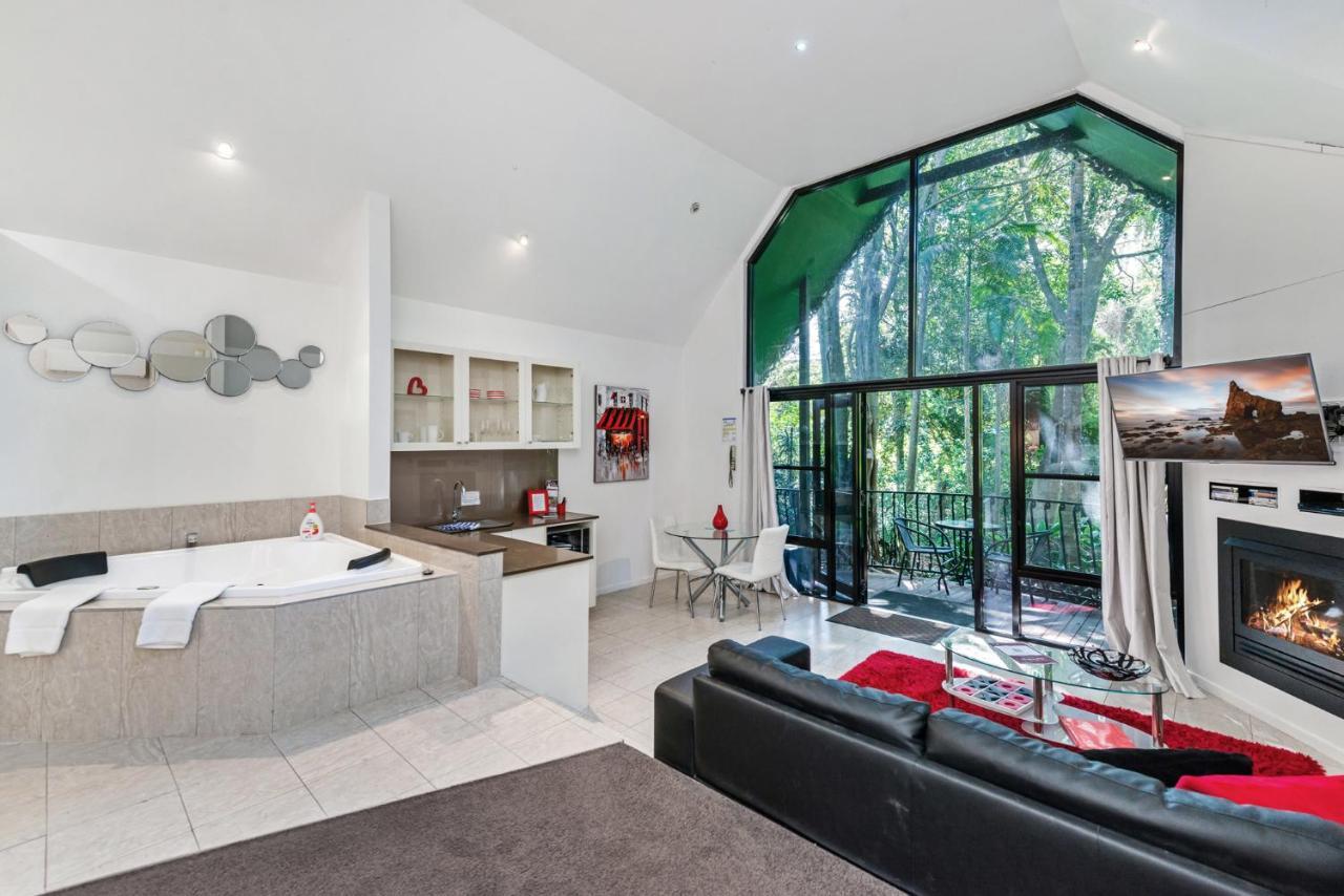 Chalet On Gallery Walk - King Bed, Spa, Fireplace, Wifi & Netflix, Linger A While Mount Tamborine Bagian luar foto