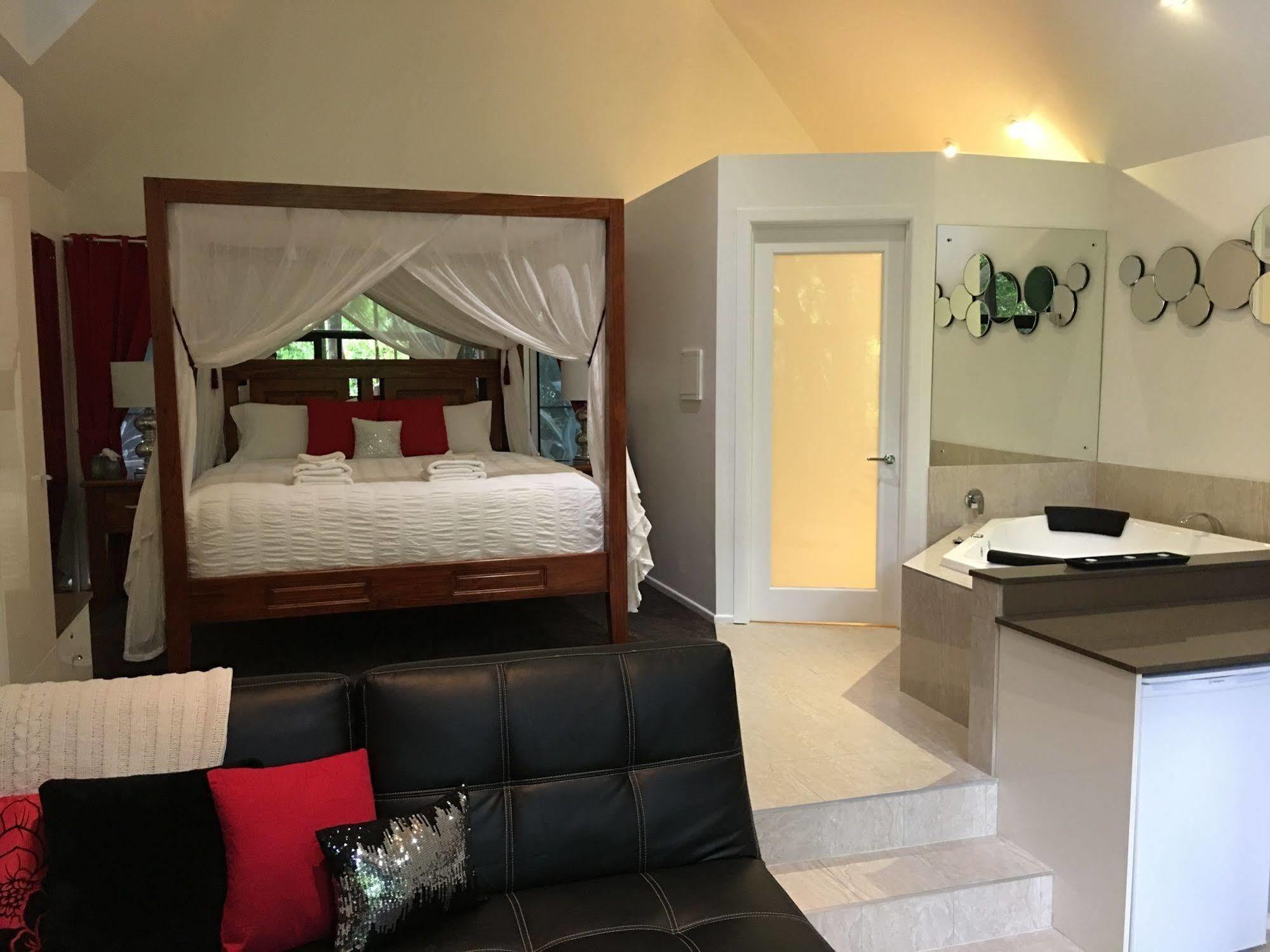 Chalet On Gallery Walk - King Bed, Spa, Fireplace, Wifi & Netflix, Linger A While Mount Tamborine Bagian luar foto