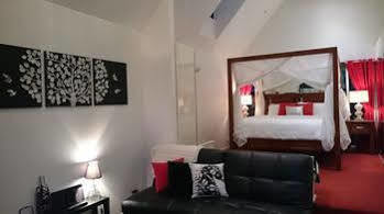 Chalet On Gallery Walk - King Bed, Spa, Fireplace, Wifi & Netflix, Linger A While Mount Tamborine Bagian luar foto